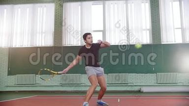 在网球场上训练。 打网球的年轻人